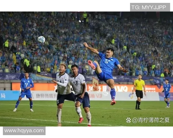 足球明星抵达机场引发粉丝热潮热情接机场面火爆令人惊叹